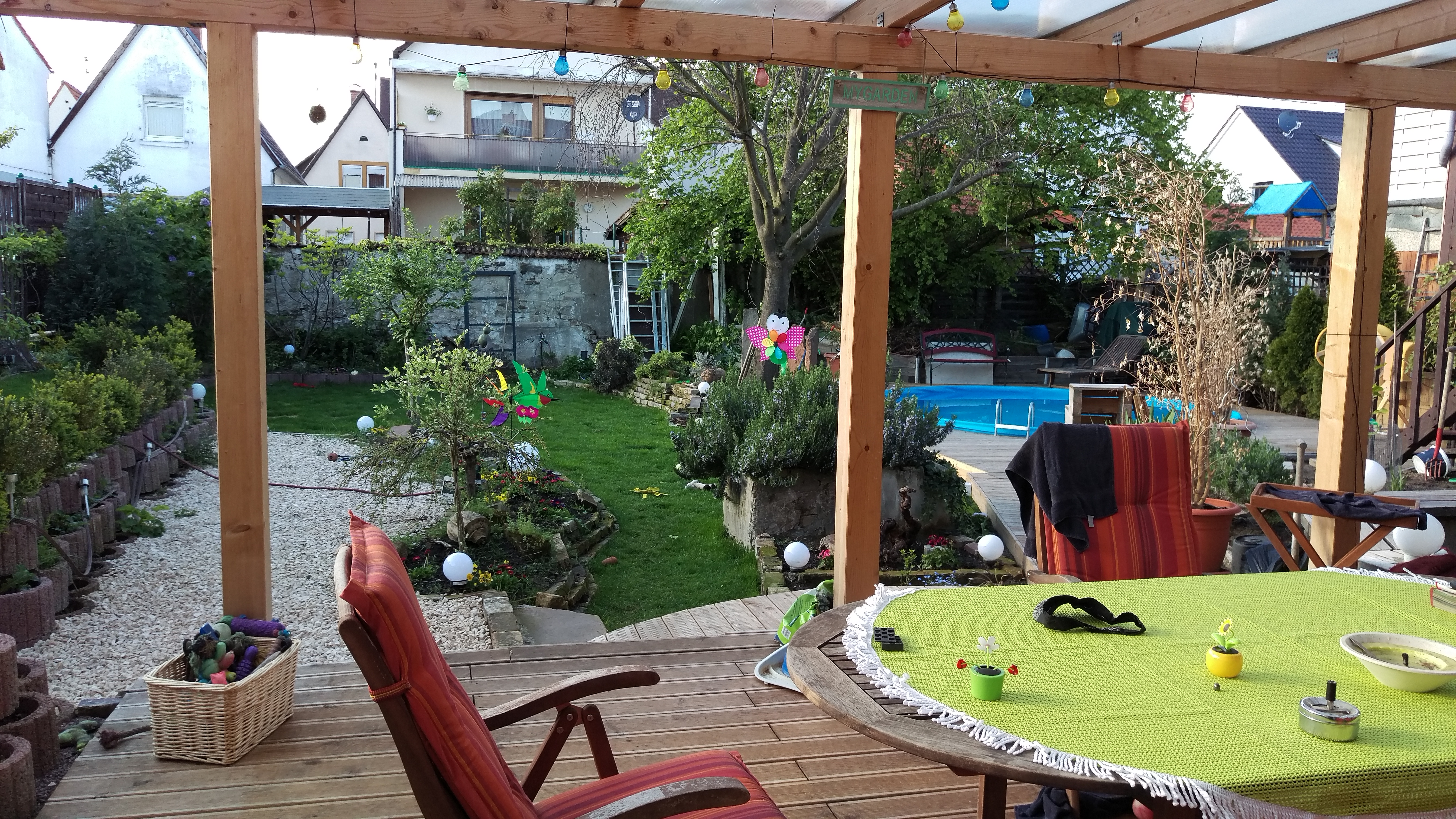 Der Blick aus dem Wohnzimmer auf den "gepimpten" Garten.